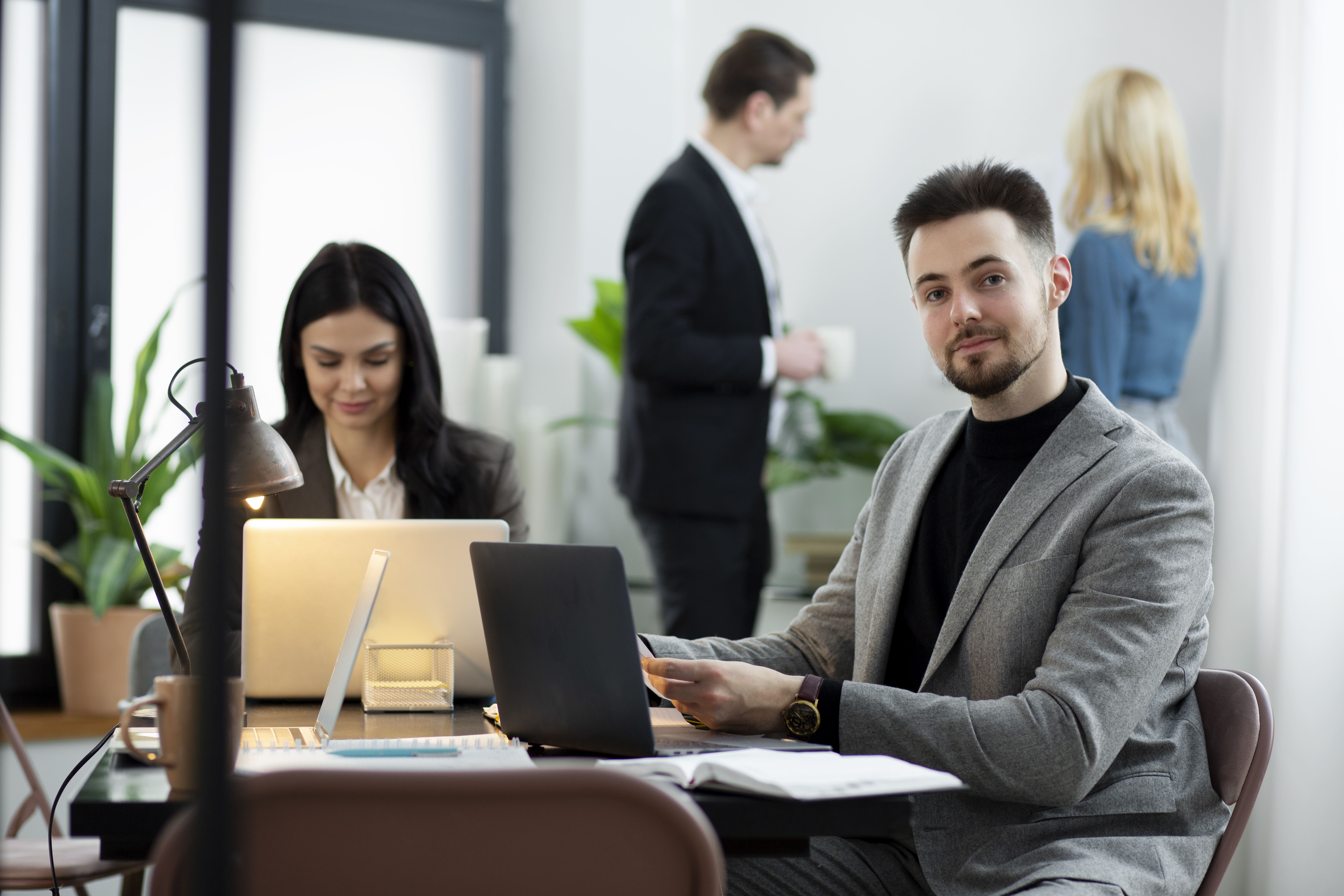 medium-shot-people-working-desk (1)